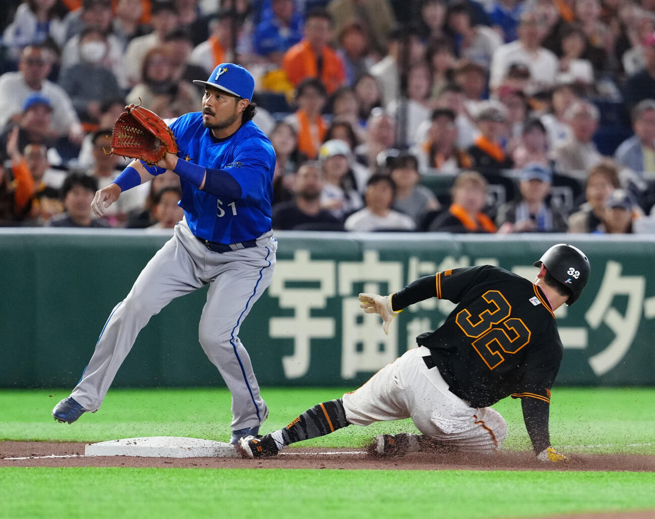 巨人対DeNA 5回裏巨人1死二塁、三塁盗塁を決める浦田俊輔（右）。左は三塁手宮崎敏郎（撮影・江口和貴）