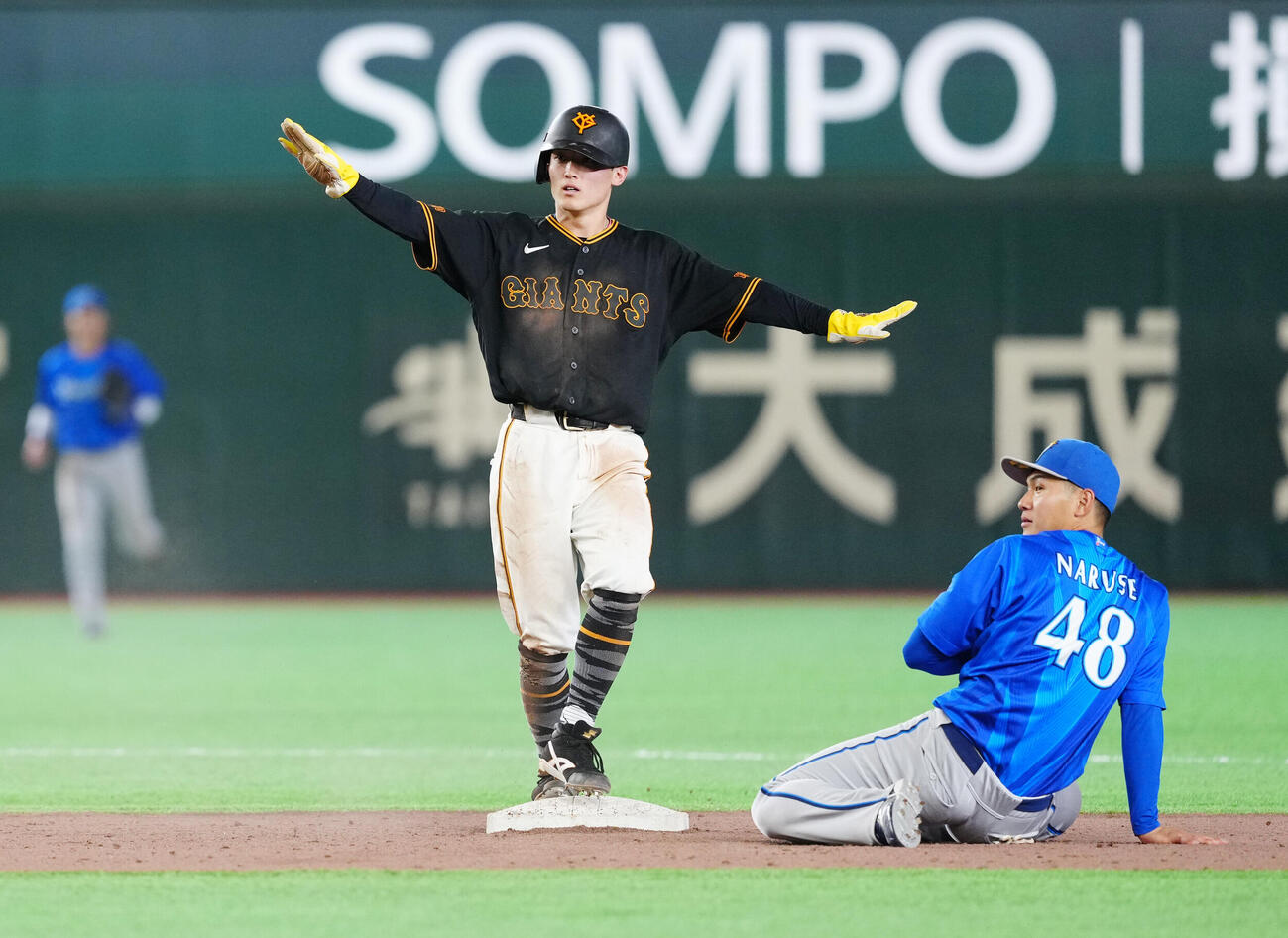 巨人対DeNA 7回裏巨人無死一塁、二塁盗塁を決めた浦田俊輔（左）。右は二塁手成瀬脩人（撮影・江口和貴）