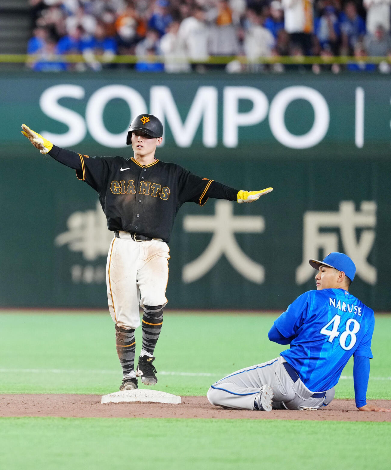 巨人対DeNA 7回裏巨人無死一塁、二塁盗塁を決めた浦田俊輔（左）。右は二塁手成瀬脩人（撮影・江口和貴）