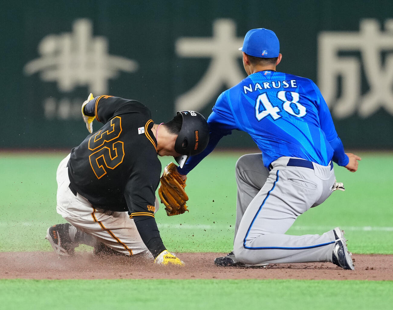 巨人対DeNA 7回裏巨人無死一塁、二塁盗塁を決める浦田俊輔（左）。右は二塁手成瀬脩人（撮影・江口和貴）