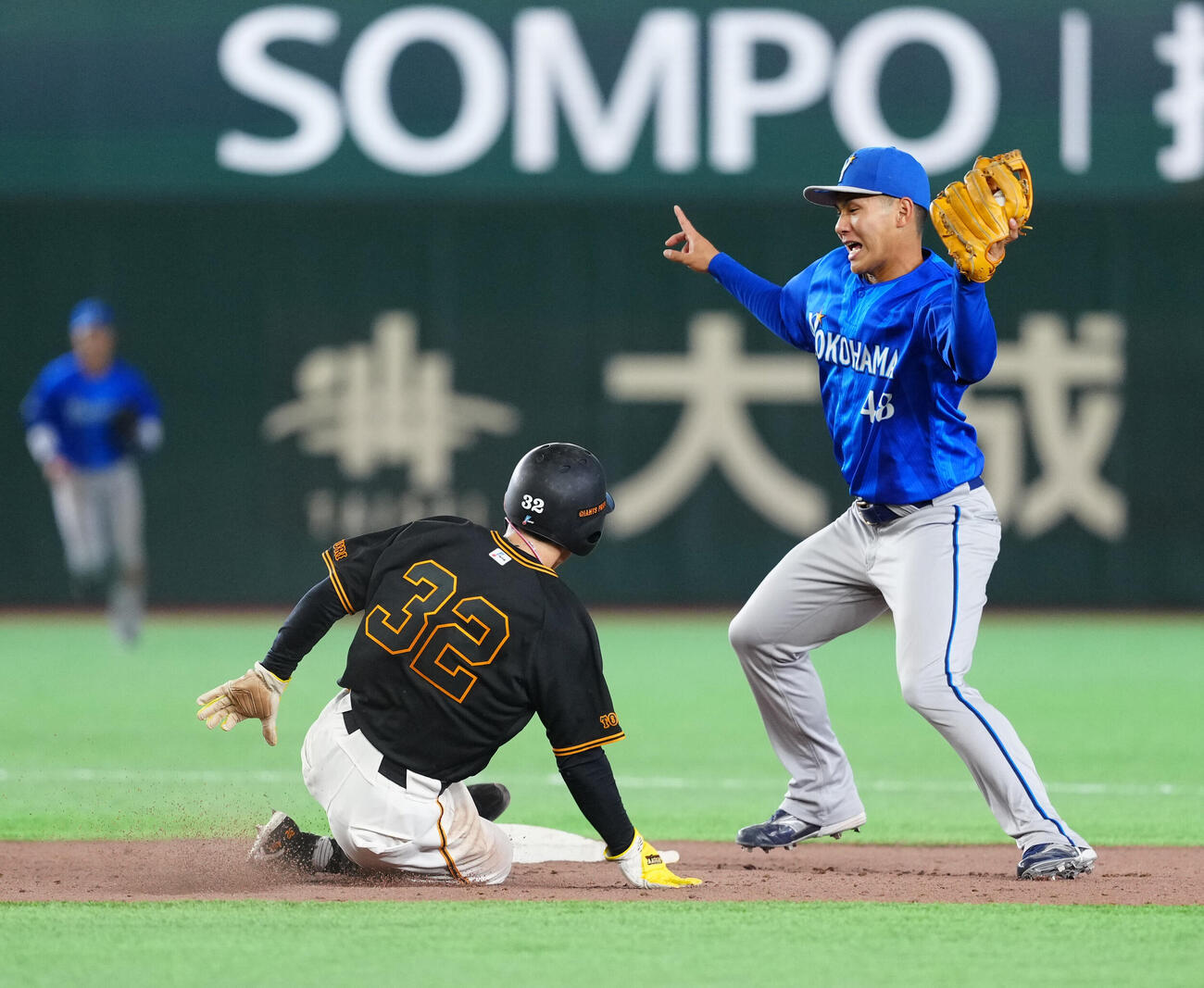 巨人対DeNA 7回裏巨人無死一塁、二塁盗塁を決める浦田俊輔（左）。右は二塁手成瀬脩人（撮影・江口和貴）