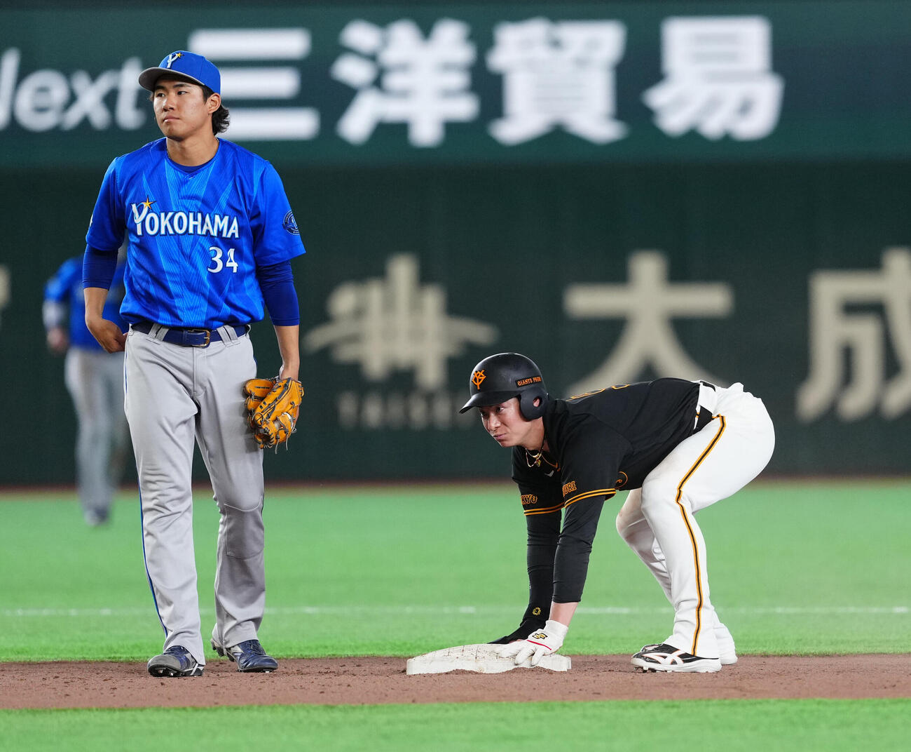 巨人対DeNA 8回裏巨人無死一塁、二塁盗塁を決めた松本剛（右）。左は遊撃手宮下朝陽（撮影・江口和貴）
