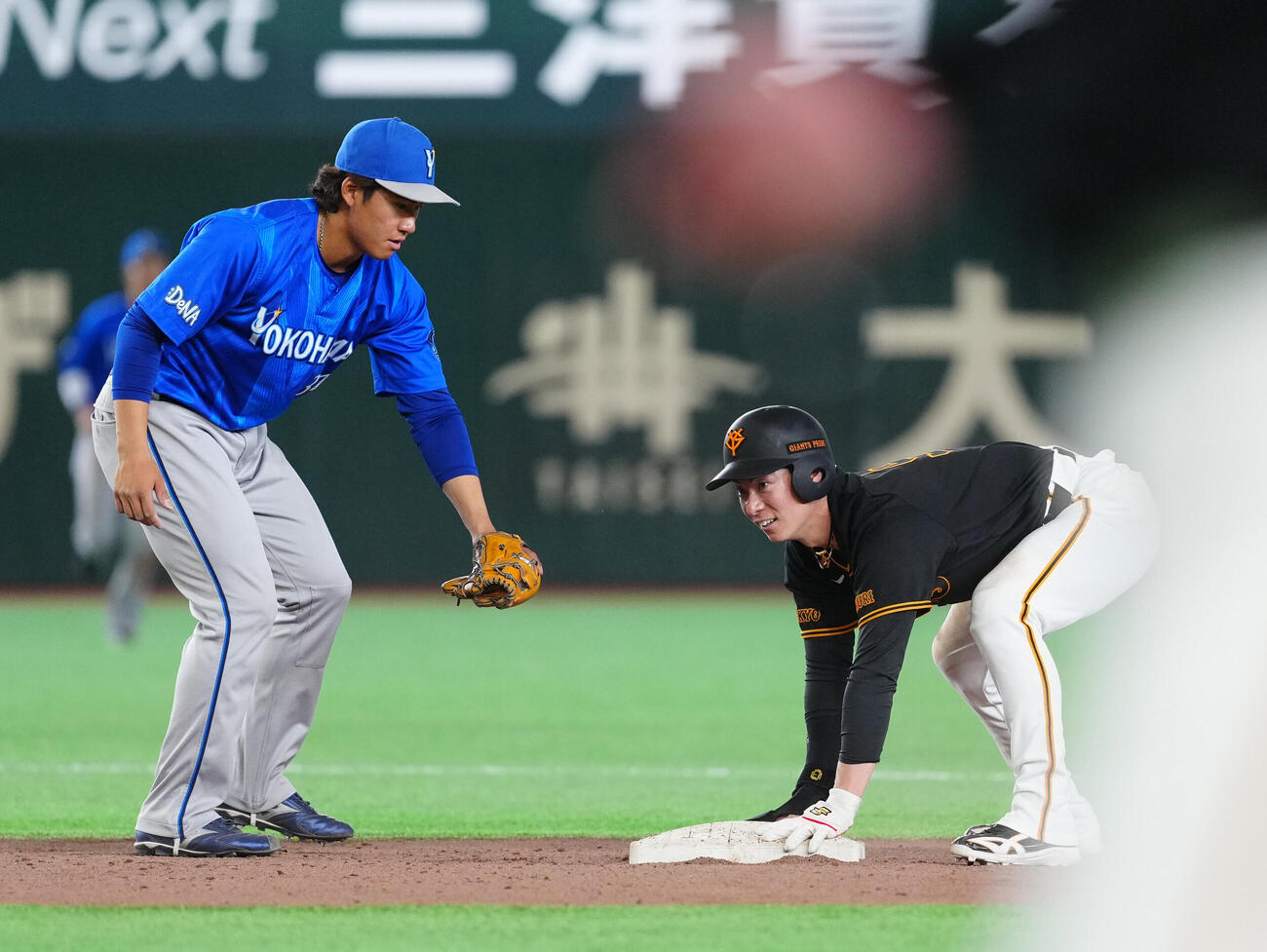巨人対DeNA 8回裏巨人無死一塁、二塁盗塁を決めた松本剛（右）。左は遊撃手宮下朝陽（撮影・江口和貴）