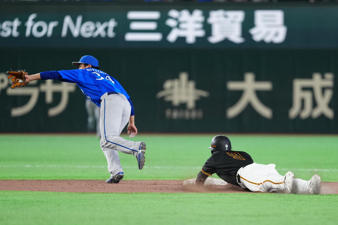 巨人対DeNA 8回裏巨人無死一塁、二塁盗塁を決める松本剛（右）。左は遊撃手宮下朝陽（撮影・江口和貴）