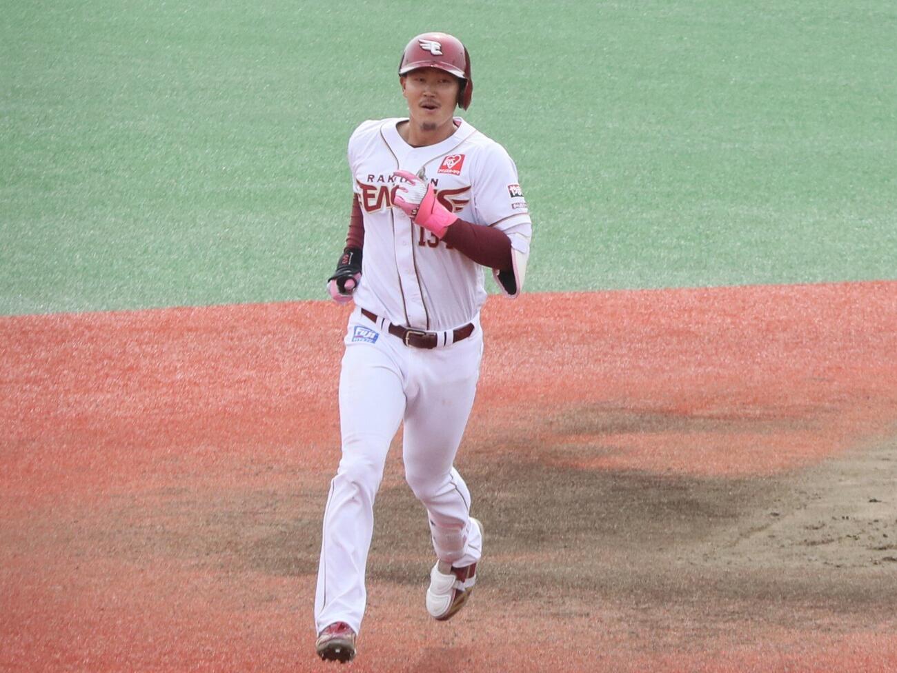 ファームリーグで本塁打を放ちダイヤモンドを一周する楽天金子京介（2026年4月撮影）