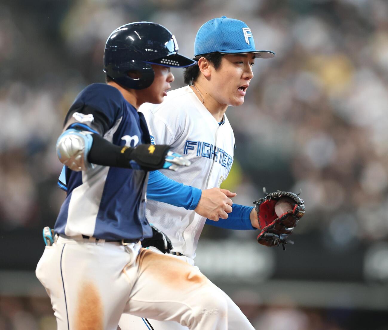 日本ハム対西武　5回表西武1死二塁、滝沢夏央（左）の一前の打球でベースカバーに走る北山亘基（撮影・黒川智章）