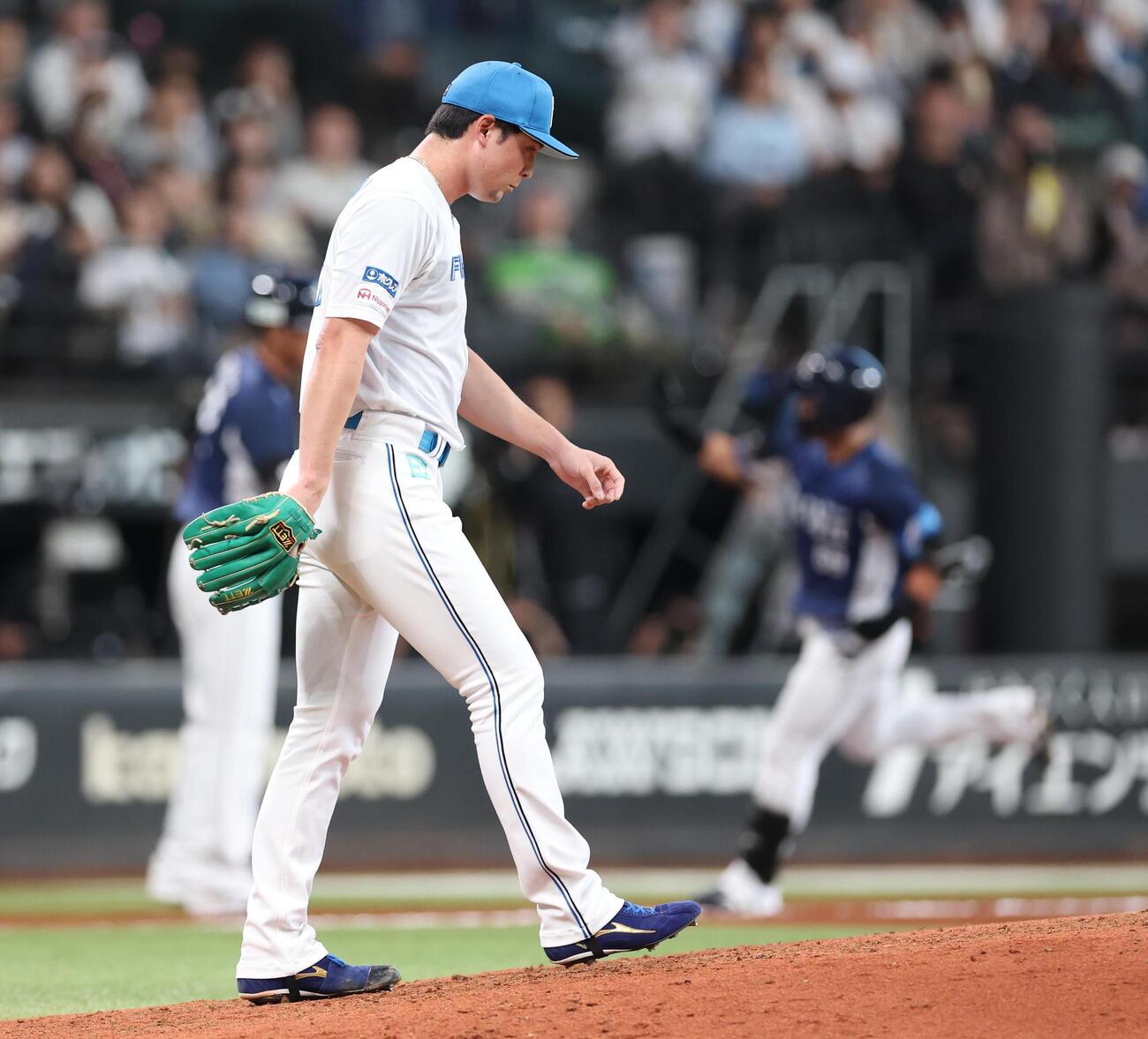 日本ハム対西武　7回表西武2死二塁、岸潤一郎に2点本塁打を浴びる上原健太（撮影・黒川智章）