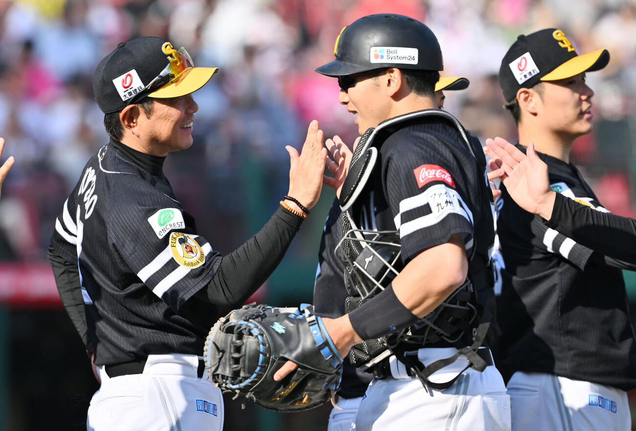 楽天対ソフトバンク　試合に勝利し選手を迎えるソフトバンク小久保裕紀監督（左）（撮影・滝沢徹郎）