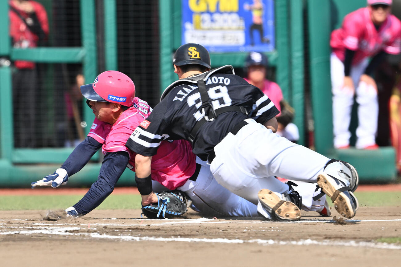 楽天対ソフトバンク　6回裏楽天2死二塁、代走小郷裕哉（左）は平良竜哉の右前打から生還を狙うもアウトになる。捕手山本祐大（撮影・滝沢徹郎）