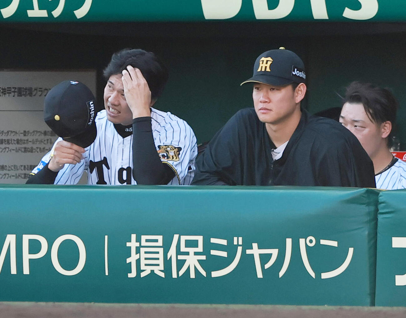 阪神対広島　9回、ベンチで悔しげな表情を見せる阪神才木浩人（左）（撮影・上山淳一）