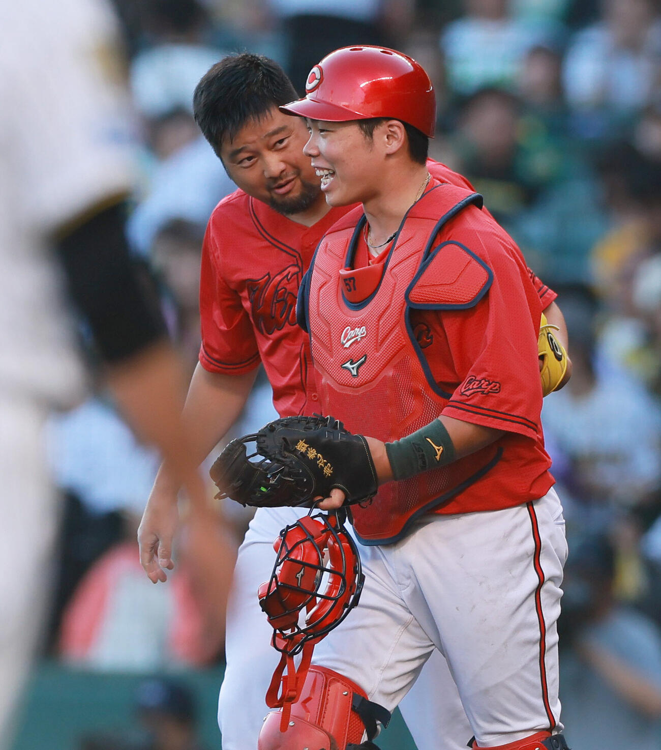 阪神対広島　阪神に勝利し、試合を締めた中崎翔太（左）は持丸泰輝と勝利を分かち合う（撮影・上山淳一）