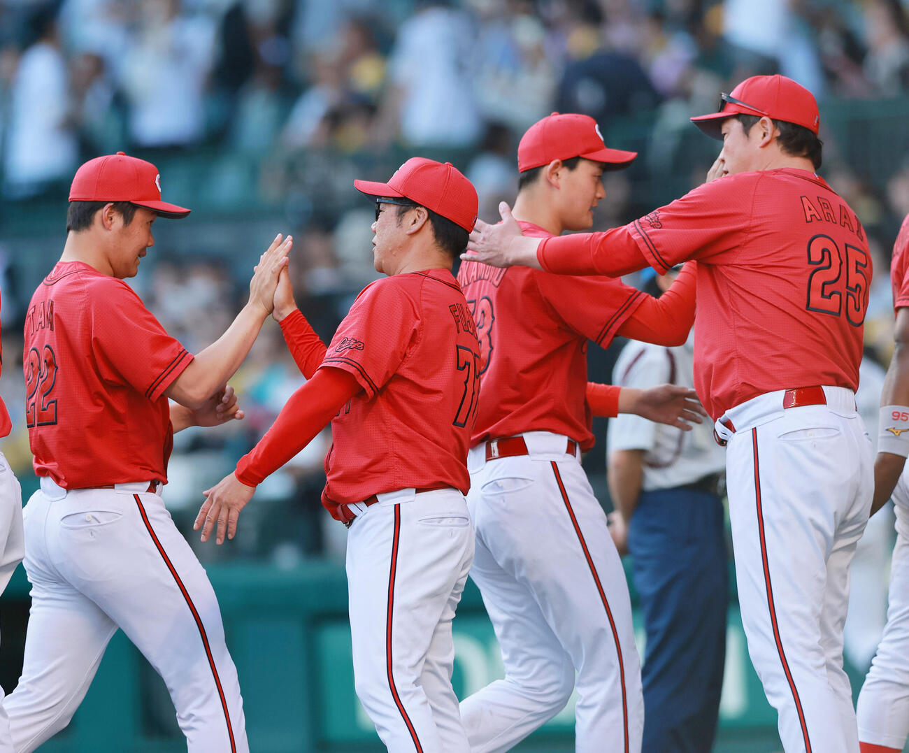 阪神対広島　阪神に勝利した新井貴浩監督（右）はベンチ前で勝利投手の岡本駿を出迎える（撮影・上山淳一）