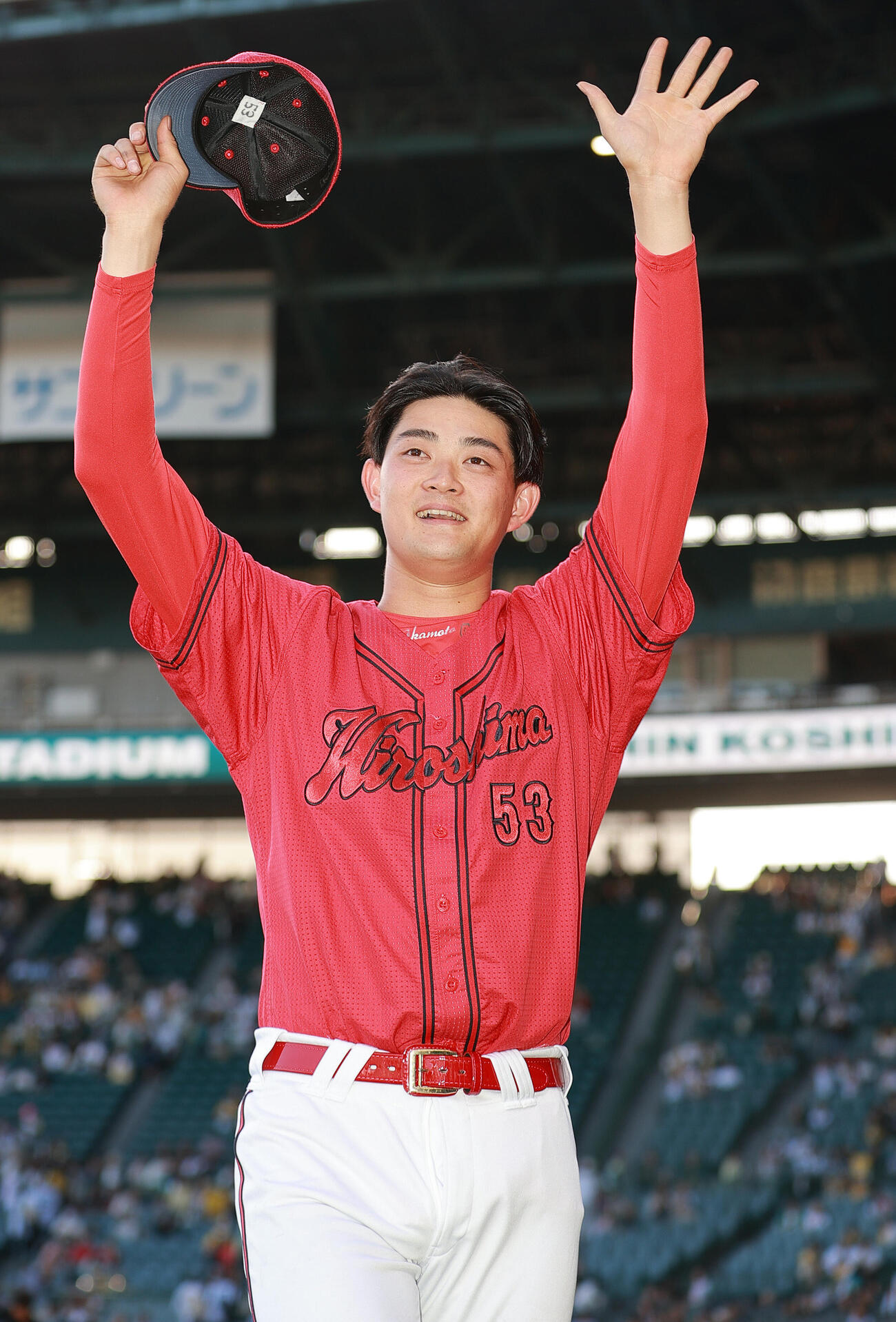 阪神対広島　ヒーローの広島岡本駿はファンの声援に応える（撮影・上山淳一）