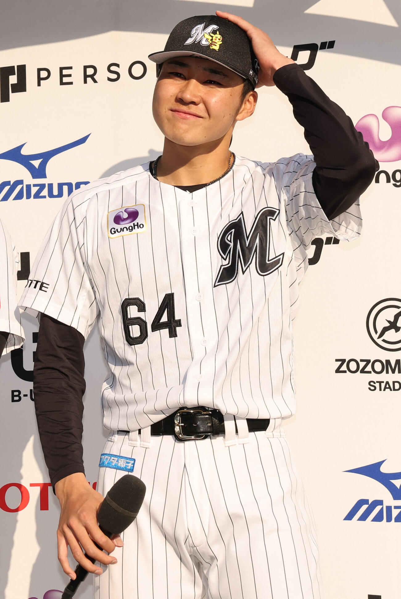 ロッテ対オリックス　お立ち台でほほえむロッテ広池康志郎（撮影・野上伸悟）