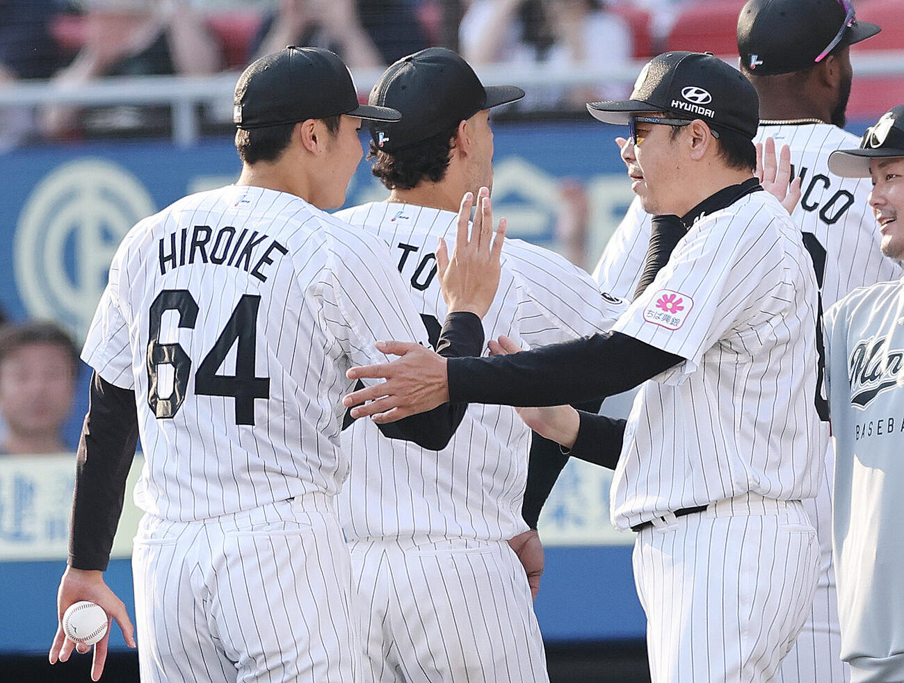 ロッテ対オリックス　今季初勝利の広池康志郎（左）をねぎらうロッテのサブロー監督（撮影・野上伸悟）