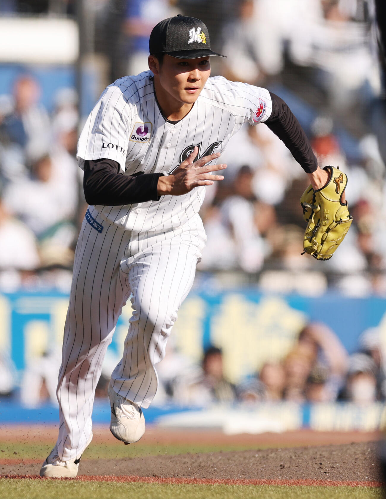 ロッテ対オリックス　7回表オリックス2死一塁、西川龍馬を一ゴロに仕留めベースカバーに走る広池康志郎（撮影・野上伸悟）