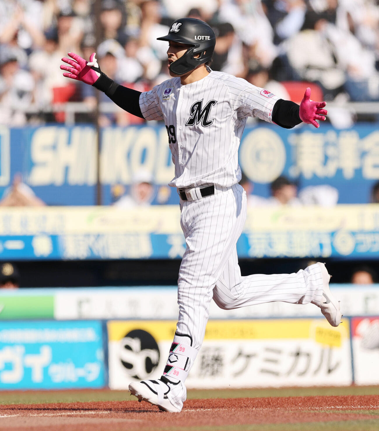 ロッテ対オリックス　6回裏ロッテ2死一、三塁、3点本塁打を放ち喜ぶネフタリ・ソト（撮影・野上伸悟）