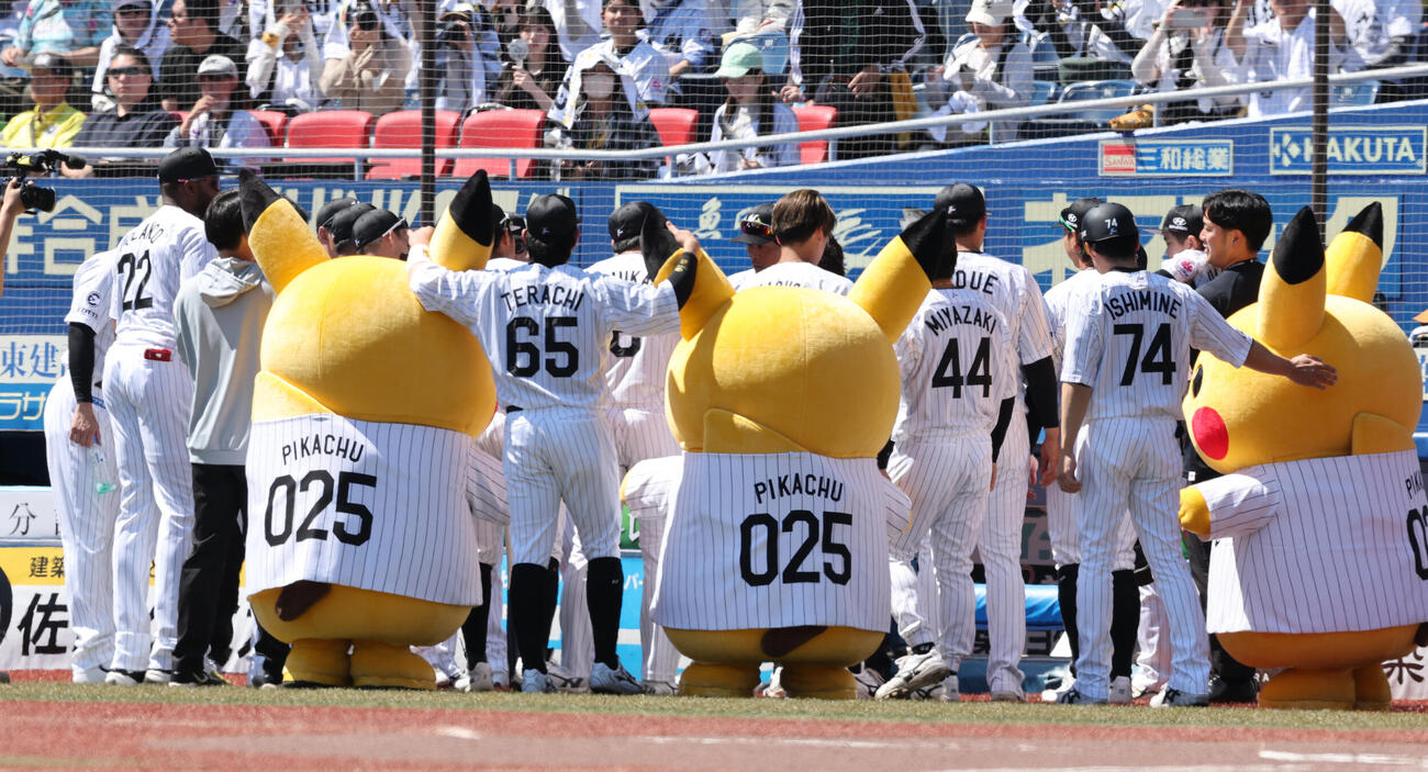 ロッテ対オリックス　ピカチュウも加わり試合前の円陣を組むロッテの選手たち（撮影・野上伸悟）