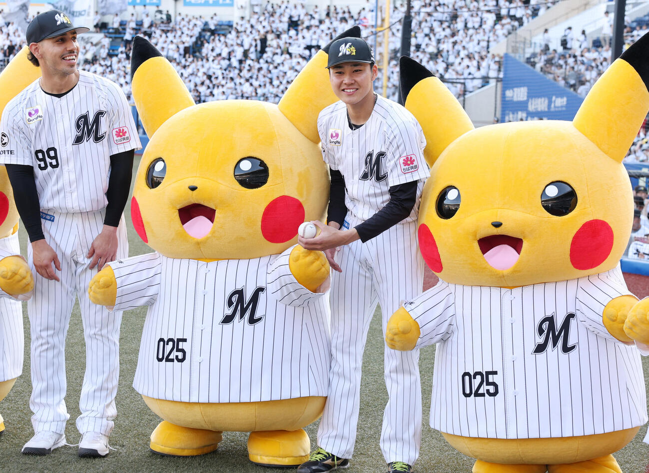 ロッテ対オリックス　ピカチュウと勝利を喜ぶ、左からロッテのネフタリ・ソト、広池康志郎（撮影・野上伸悟）