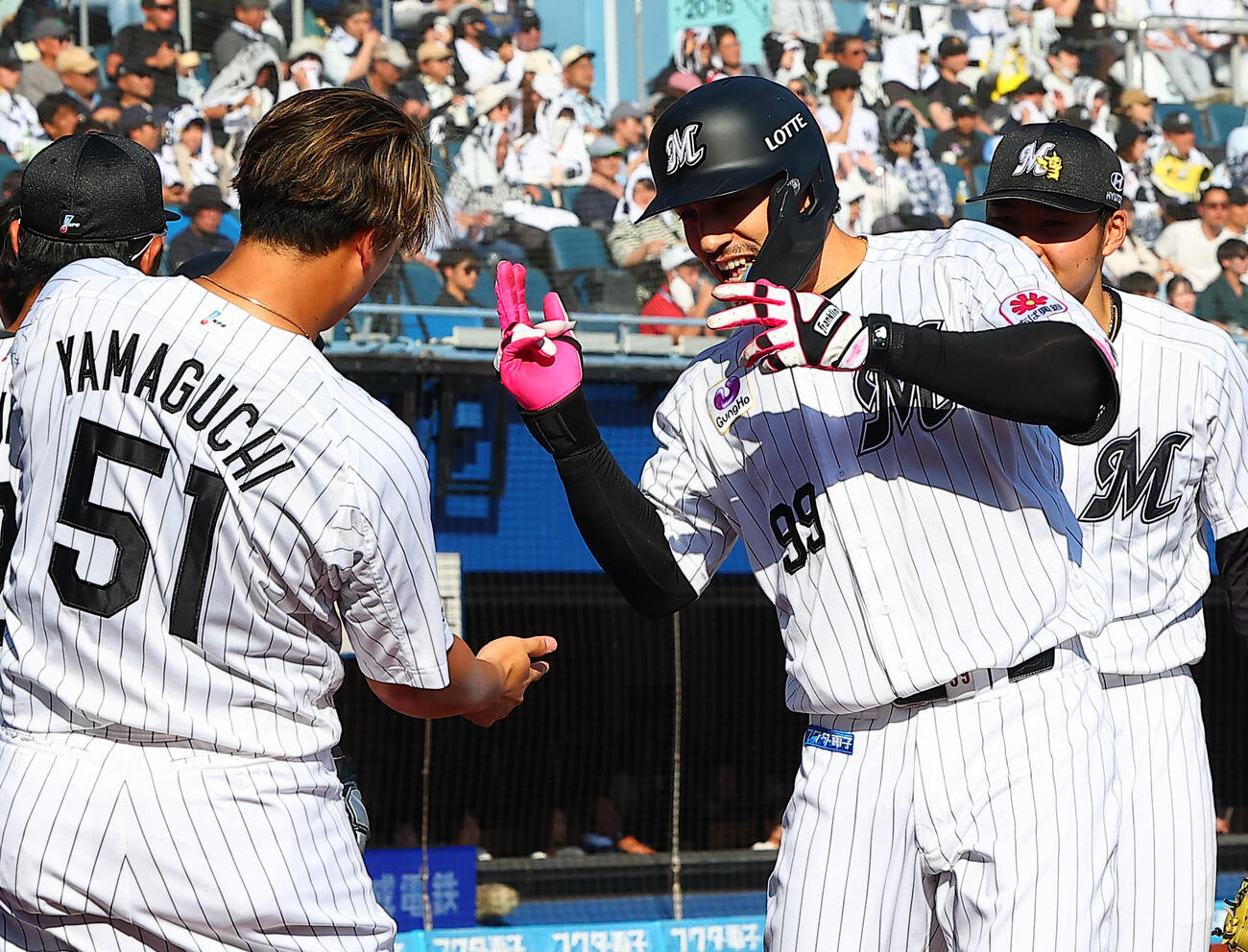 ロッテ対オリックス　6回裏ロッテ2死一、三塁、3点本塁打を放ち喜ぶネフタリ・ソト（撮影・野上伸悟）