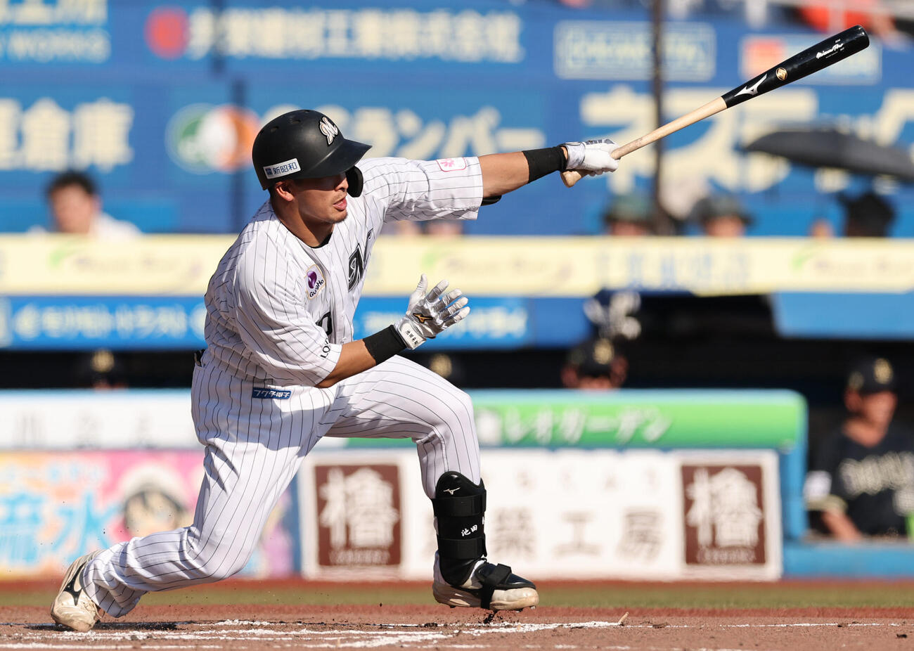 ロッテ対オリックス　6回裏ロッテ2死一塁、安打を放つ池田来翔（撮影・野上伸悟）