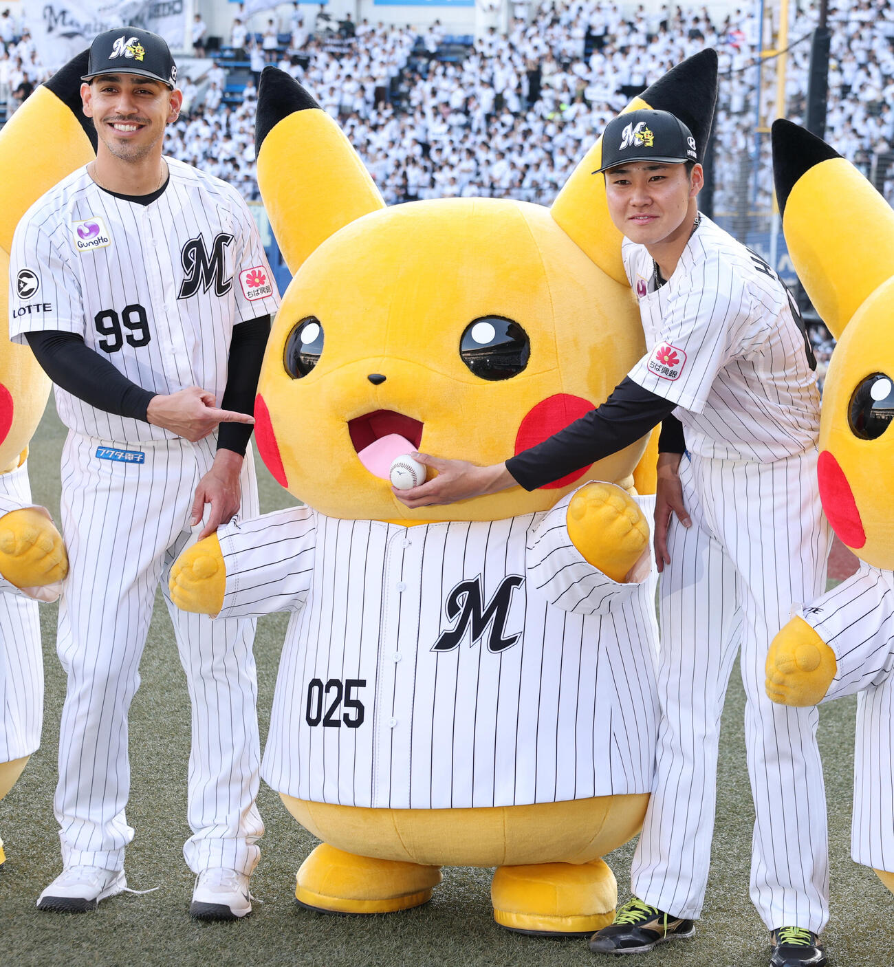 ロッテ対オリックス　ピカチュウと勝利を喜ぶ、左からロッテのネフタリ・ソト、広池康志郎（撮影・野上伸悟）