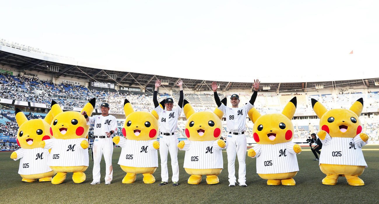 ロッテ対オリックス　ピカチュウと勝利を喜ぶ、左からロッテ池田来翔、広池康志郎、ネフタリ・ソト（撮影・野上伸悟）