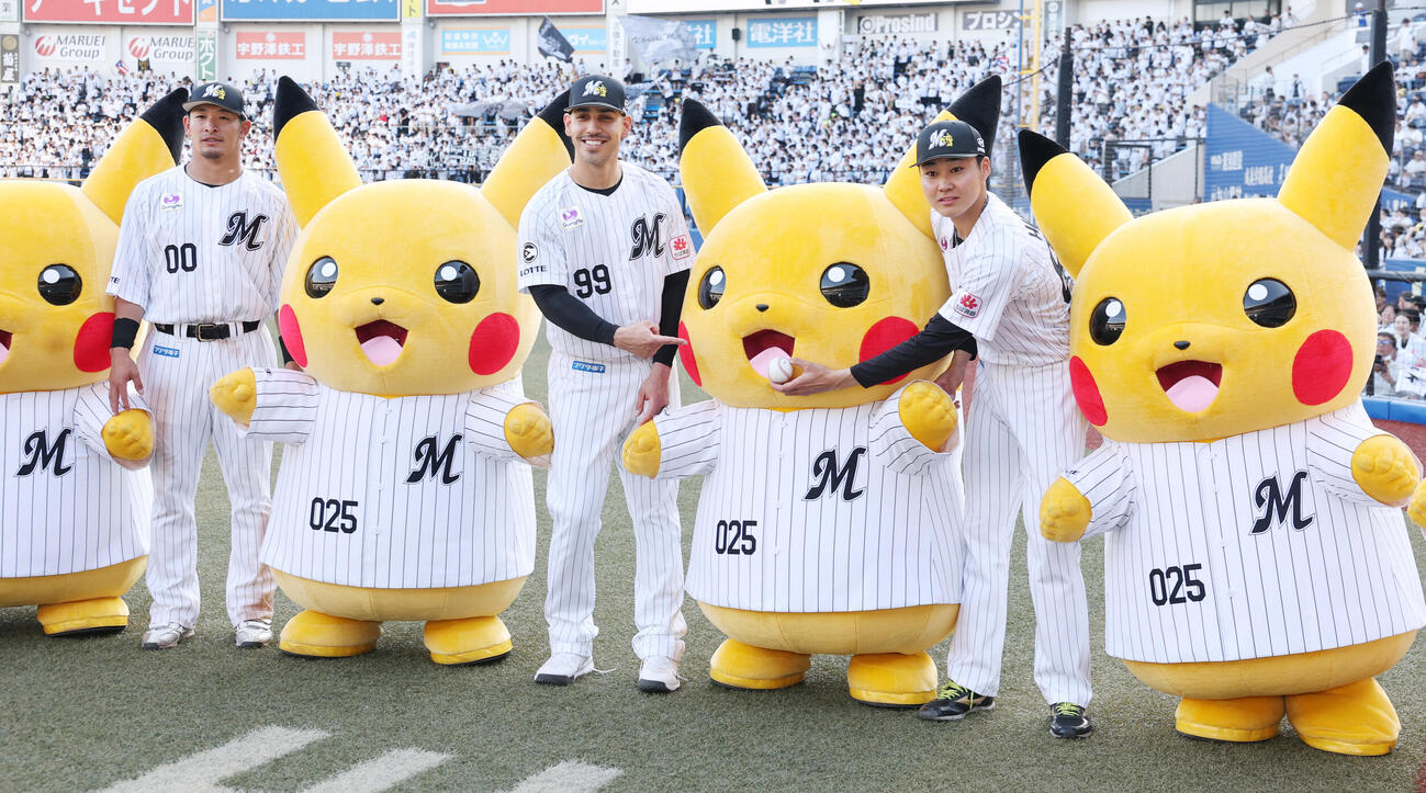 ロッテ対オリックス　ピカチュウと勝利を喜ぶ、左からロッテ池田来翔、ネフタリ・ソト、広池康志郎（撮影・野上伸悟）