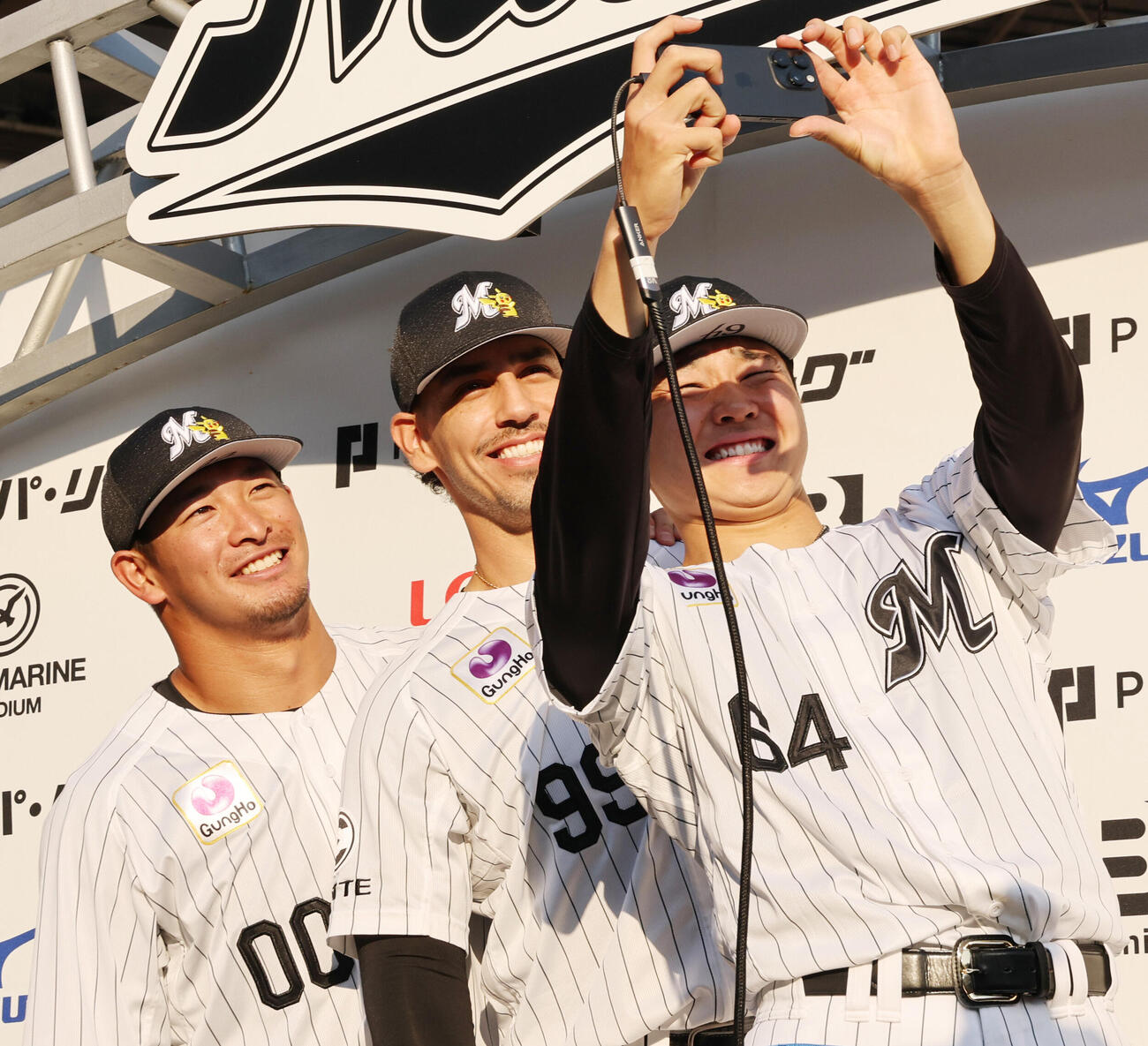 ロッテ対オリックス　勝利しお立ち台で自撮りをする、左からロッテ池田来翔、ネフタリ・ソト、広池康志郎（撮影・野上伸悟）