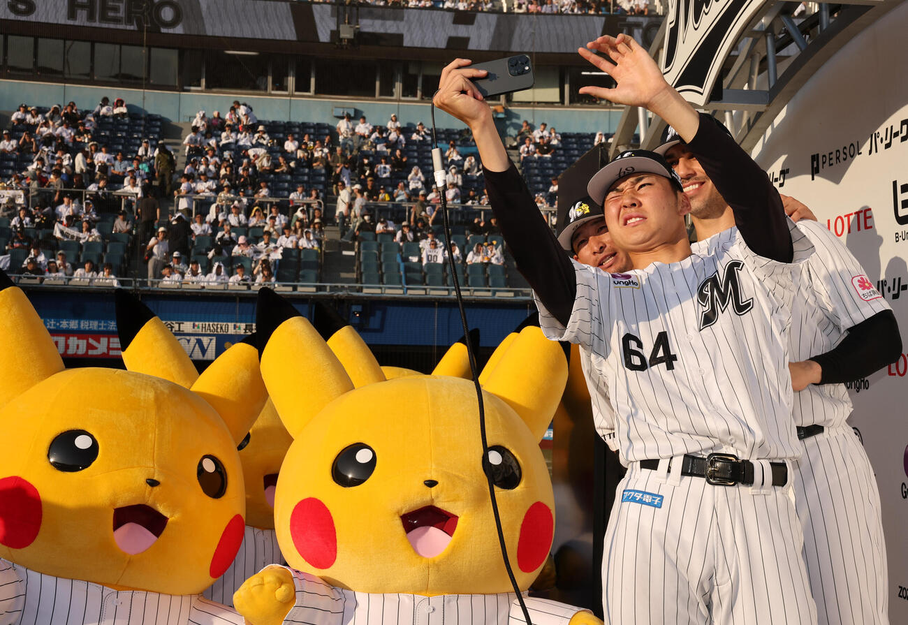 ロッテ対オリックス　勝利しお立ち台でピカチュウと自撮りをする、左からロッテ池田来翔、広池康志郎、ネフタリ・ソト（撮影・野上伸悟）