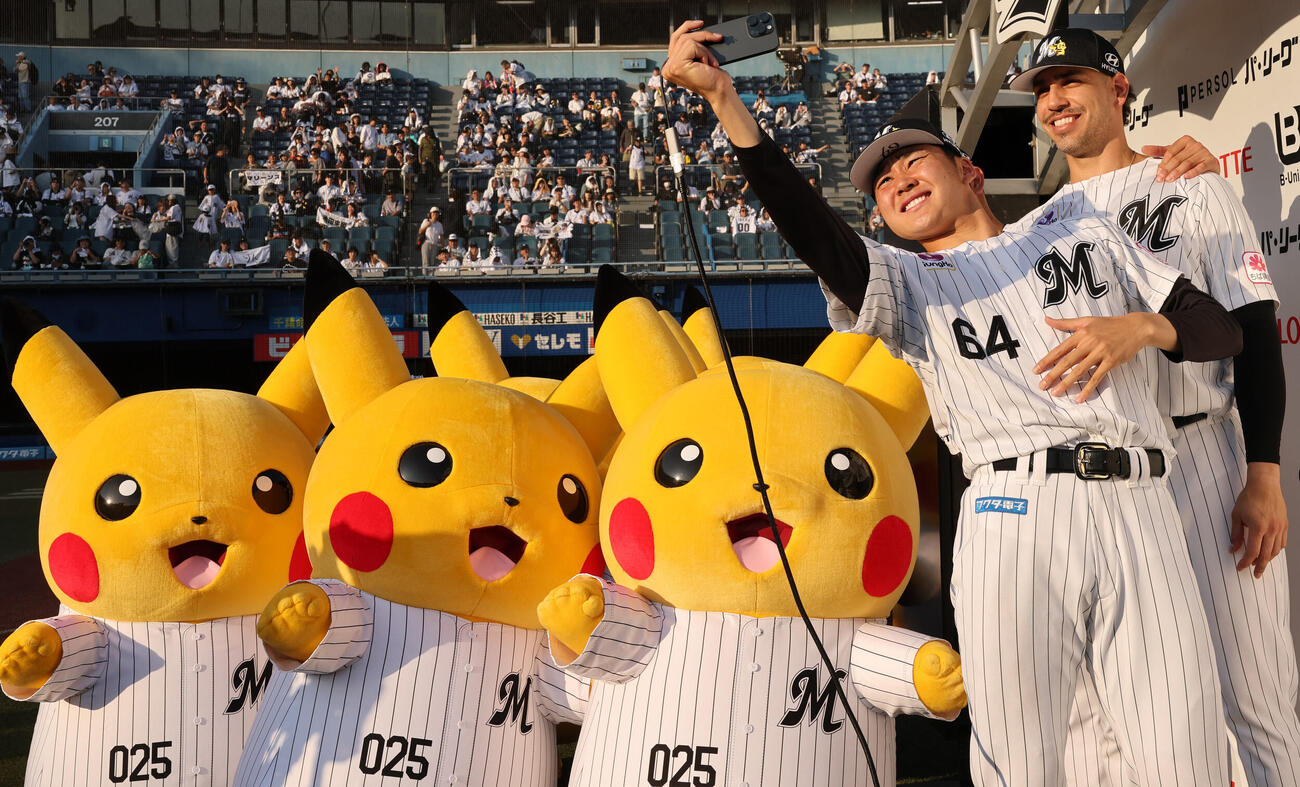ロッテ対オリックス　勝利しお立ち台でピカチュウと自撮りをする、左からロッテ広池康志郎、ネフタリ・ソト（撮影・野上伸悟）