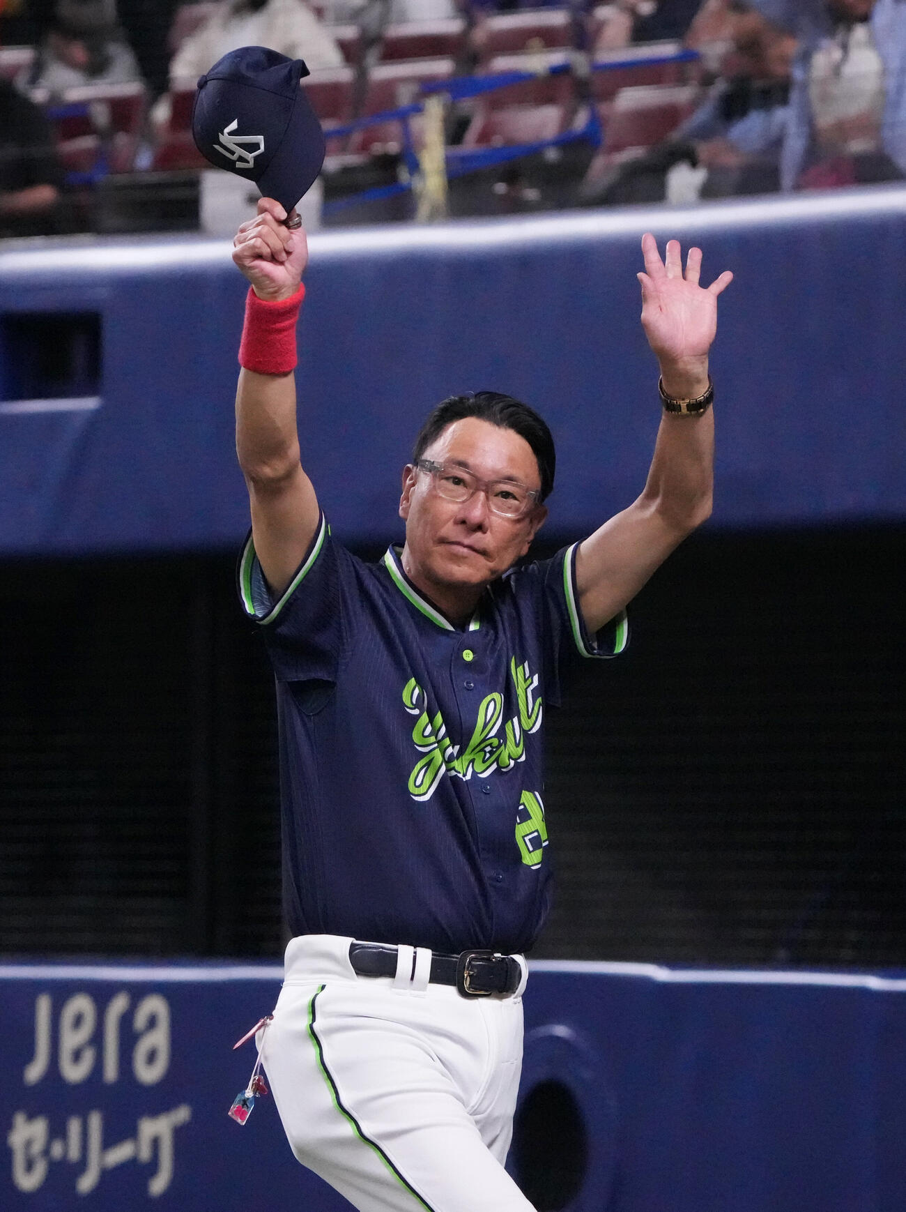 中日対ヤクルト　試合終了、観客の声援に応える池山隆寛監督（撮影・森本幸一）