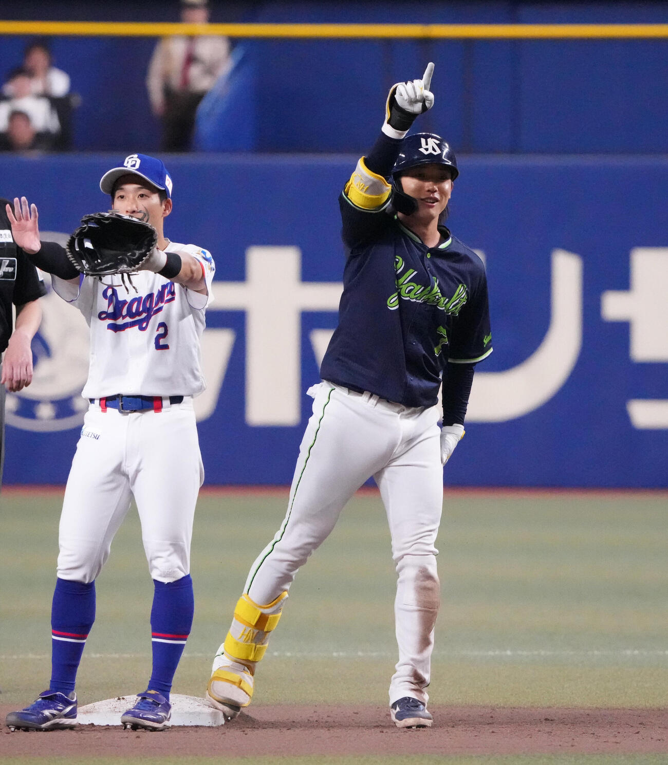 中日対ヤクルト　4回表ヤクルト2死満塁、長岡秀樹（右）は2点適時打を放ちベンチへ向かってアピールする（撮影・森本幸一）