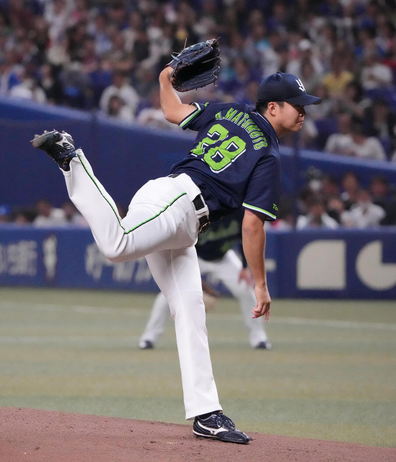 中日対ヤクルト　1回裏、登板するヤクルト先発の松本健吾（撮影・森本幸一）