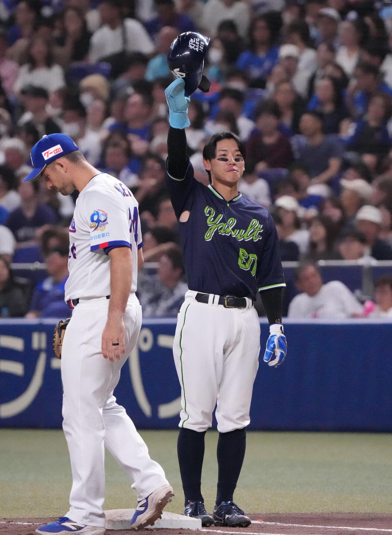 中日対ヤクルト　4回表ヤクルト1死一、三塁、ベンチへ向かってアピールする武岡龍世（右）一塁手はジェイソン・ボスラー（撮影・森本幸一）