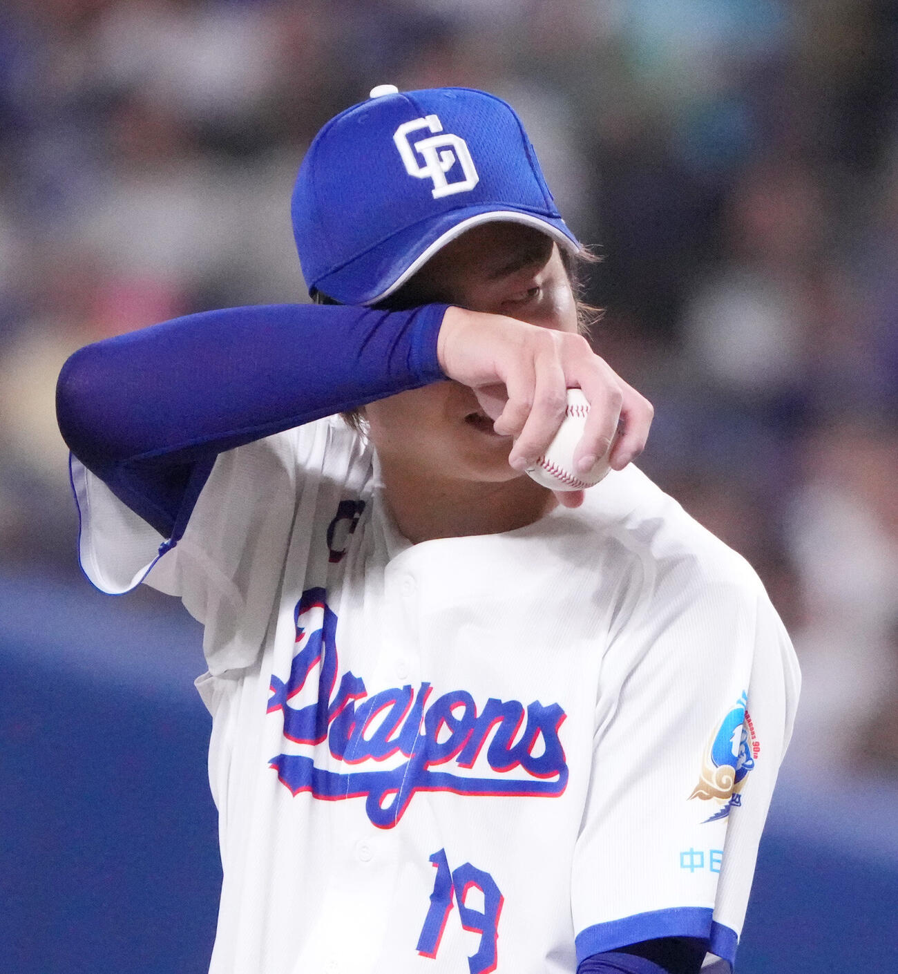 中日対ヤクルト　4回表ヤクルト2死満塁、マウンド上で汗を拭く中日先発の高橋宏斗（撮影・森本幸一）
