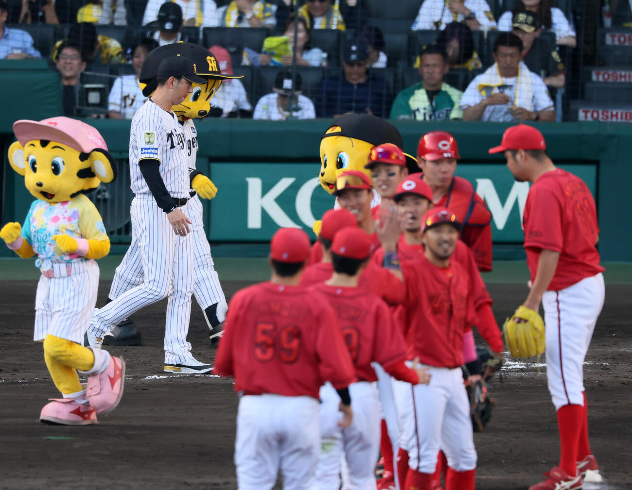 阪神対広島　広島に敗れあいさつに向かう阪神藤川球児監督（撮影・加藤哉）