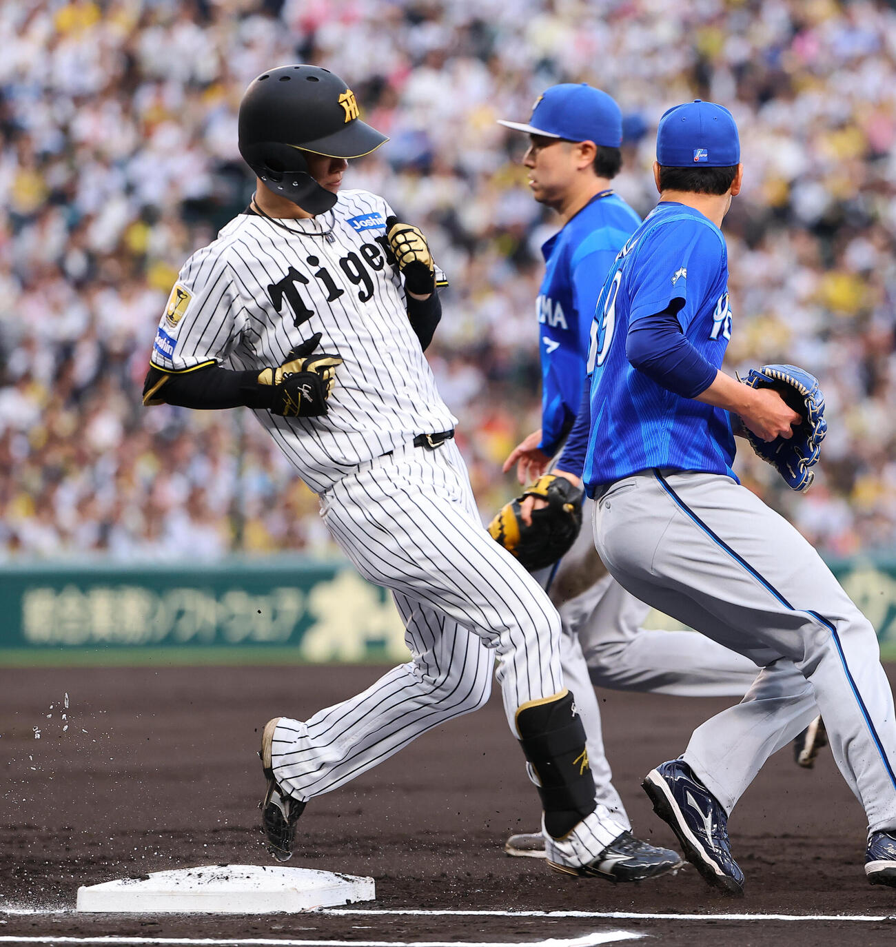 阪神対DeNA 1回裏阪神無死二塁、中野拓夢は一ゴロを放ち二走高寺望夢を三塁へ進める（撮影・上田博志）