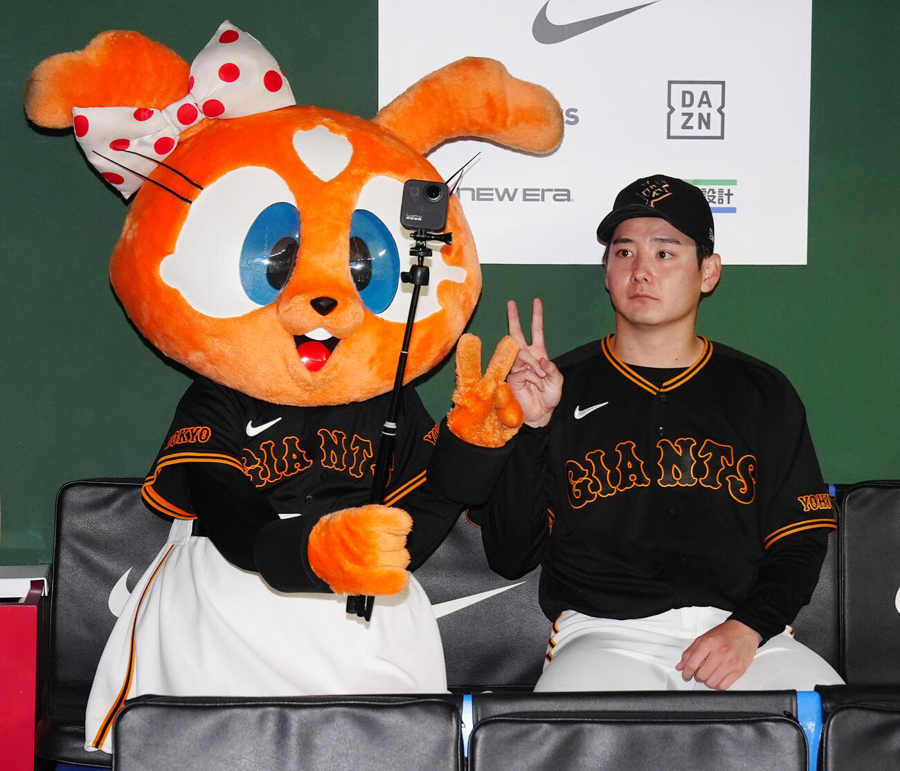 巨人対DeNA　試合後、シスタージャビット（左）と写真に納まる巨人竹丸和幸（撮影・江口和貴）