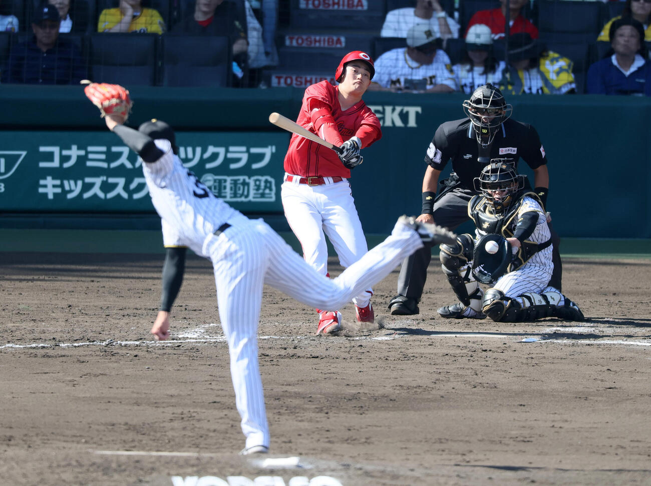 阪神対広島　5回表広島2死、三振に倒れる岡本駿。投手才木浩人(撮影・加藤哉）