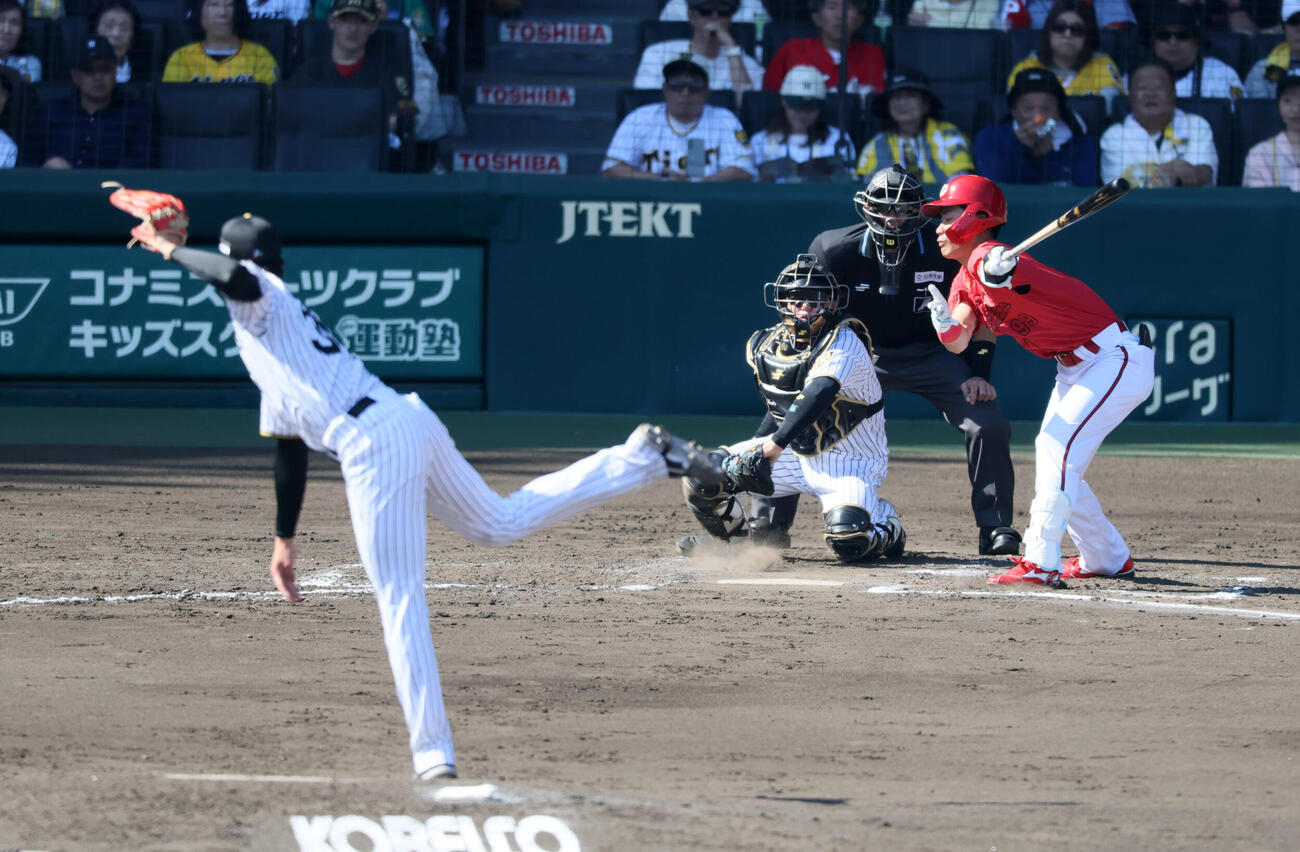 阪神対広島　5回表広島1死、三振に倒れる二俣翔一。投手才木浩人(撮影・加藤哉）