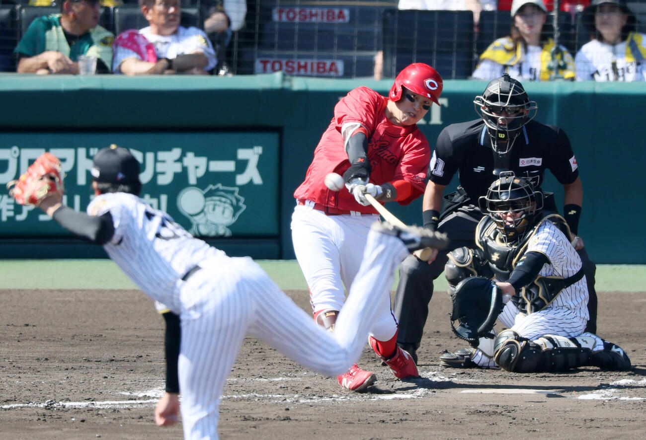 阪神対広島　4回表広島1死一塁、小園海斗は右線へ二塁打を放つ。投手才木浩人(撮影・加藤哉）