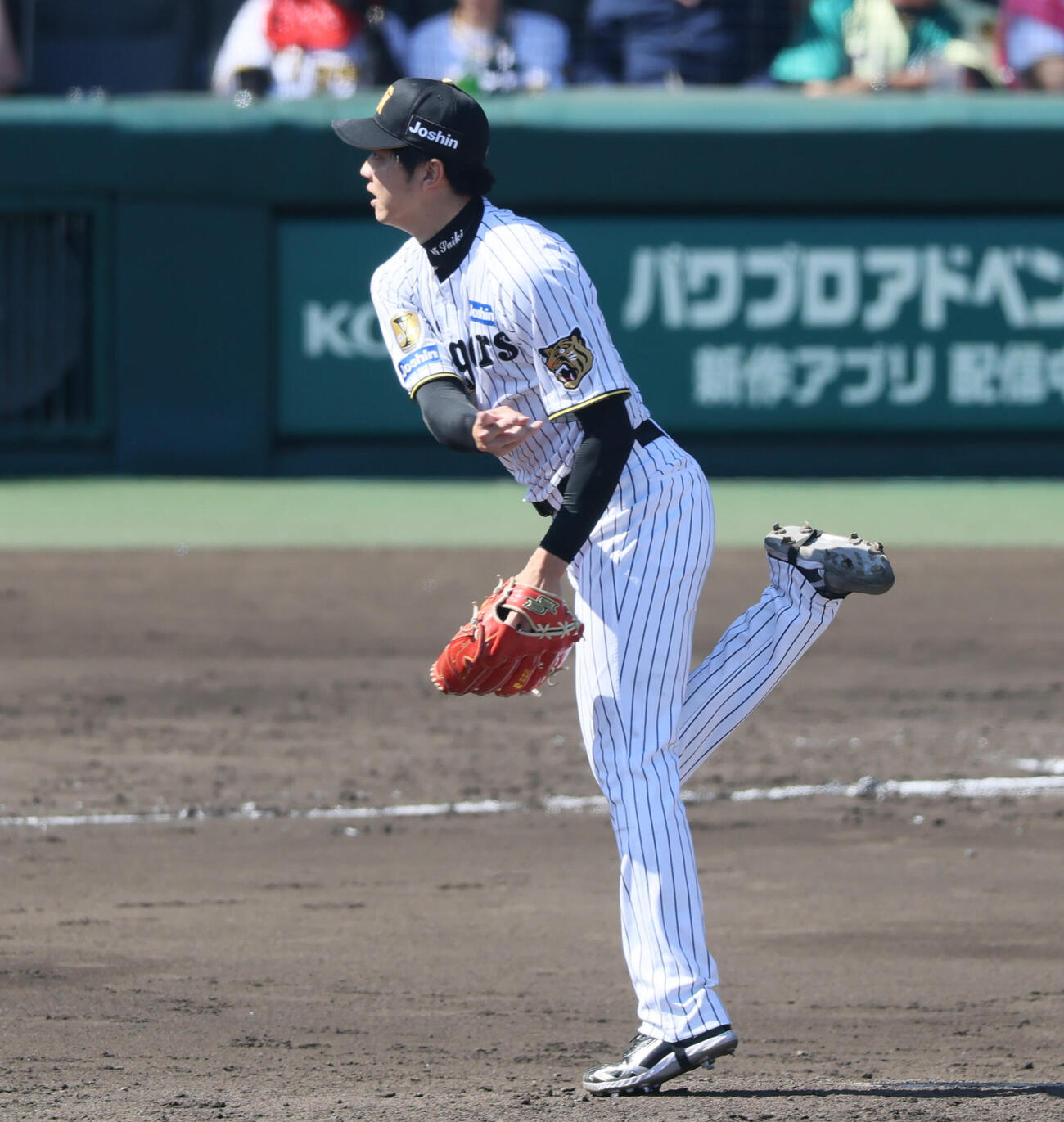 阪神対広島　4回表広島無死一塁、一塁へけん制球を投げる才木浩人(撮影・加藤哉）