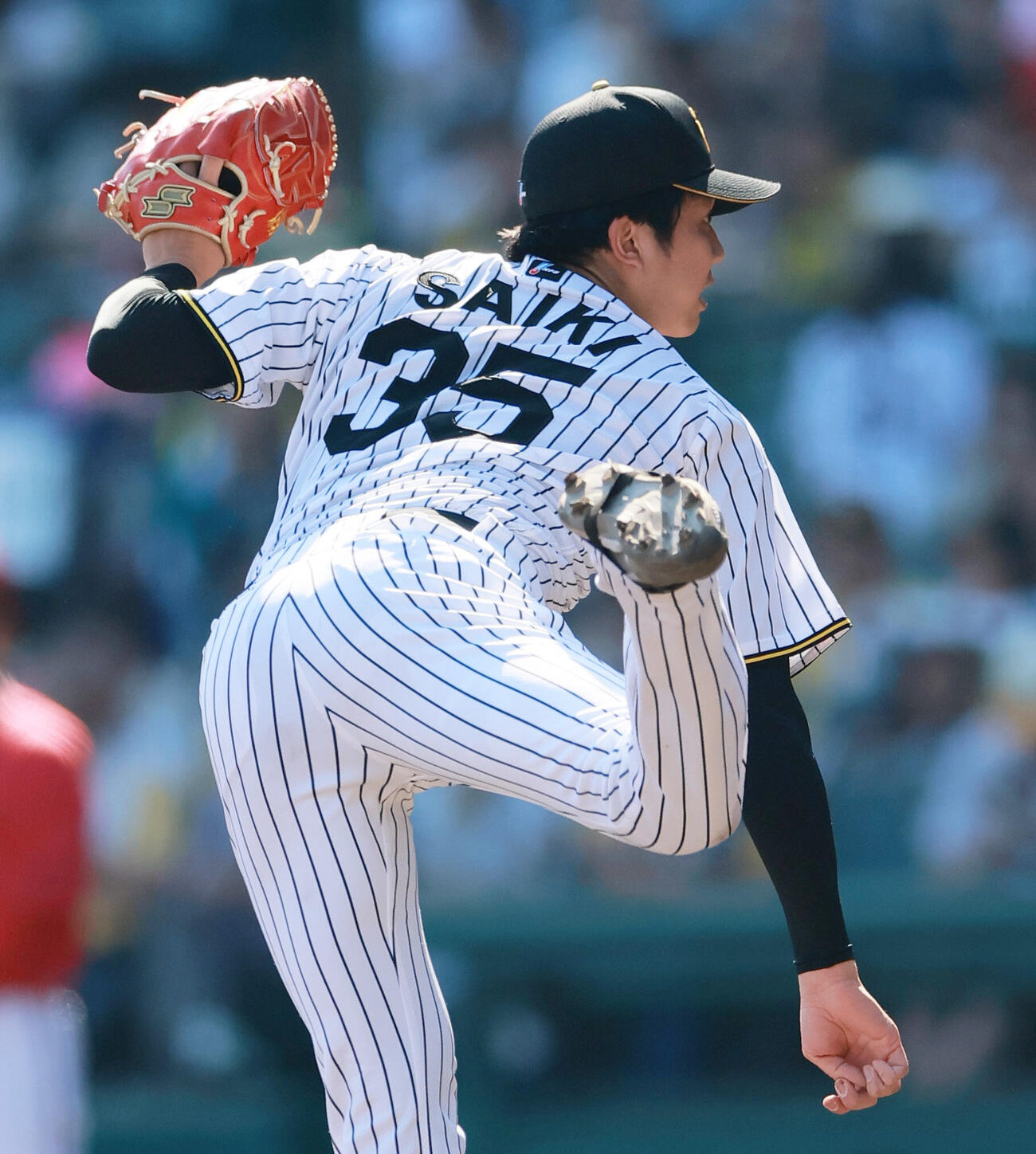 阪神対広島　5回表、力投する安打を放つ才木浩人（撮影・上山淳一）