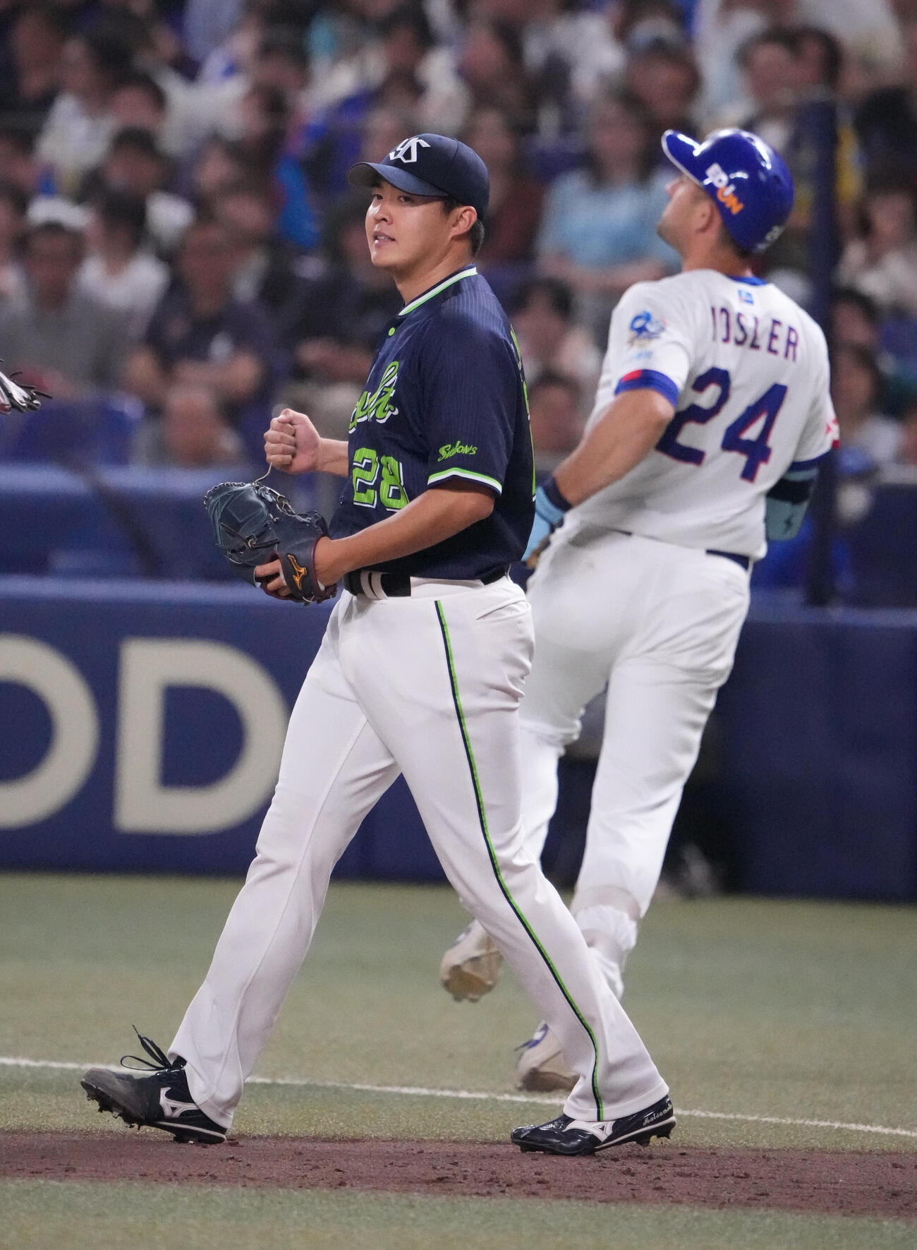 中日対ヤクルト　7回裏中日2死、松本健吾（左）はジェイソン・ボスラーを一ゴロの仕留めこぶしを握る（撮影・森本幸一）
