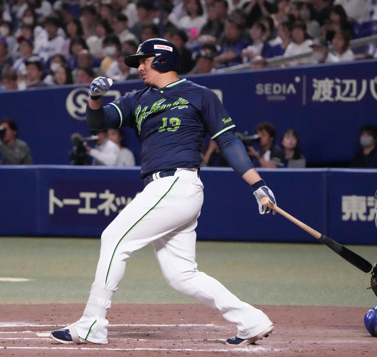 中日対ヤクルト　9回表ヤクルト1死一塁、安打を放つホセ・オスナ（撮影・森本幸一）