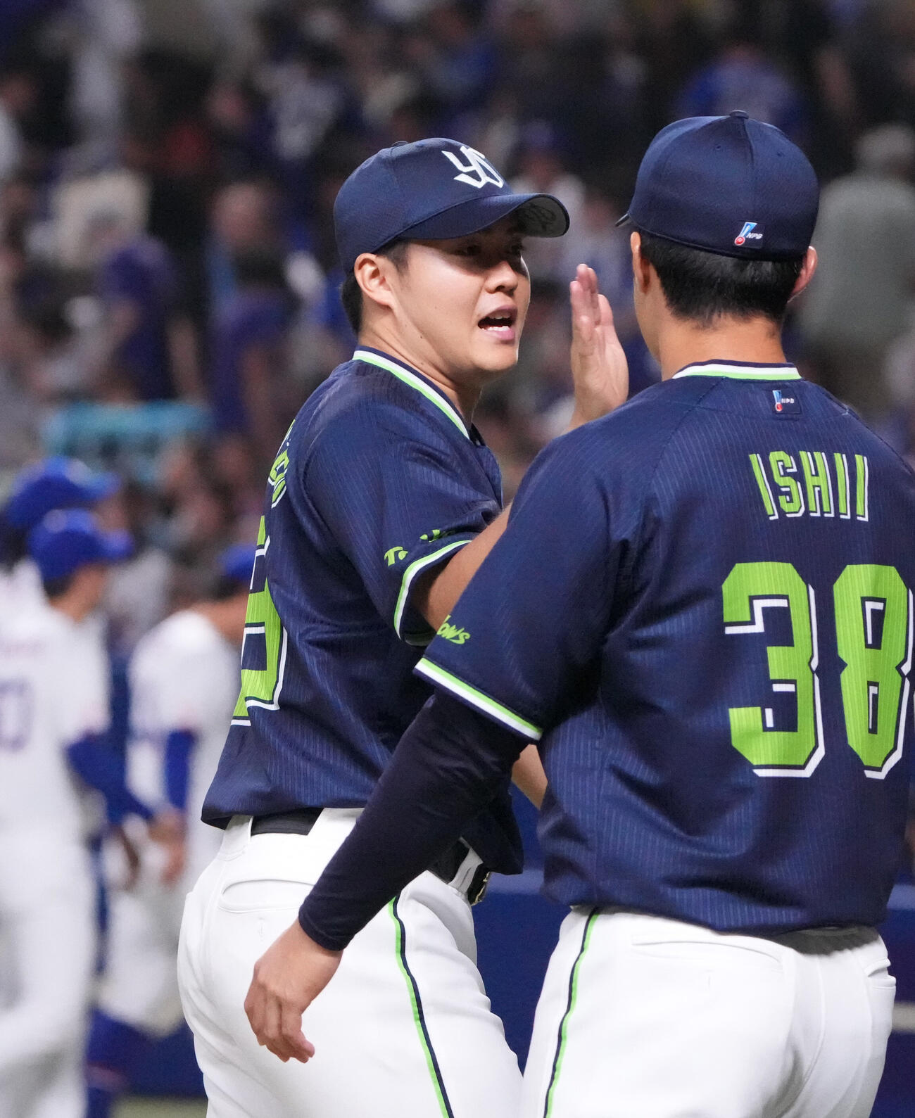 中日対ヤクルト　試合終了、松本健吾（左）はナインとタッチを交わす（撮影・森本幸一）