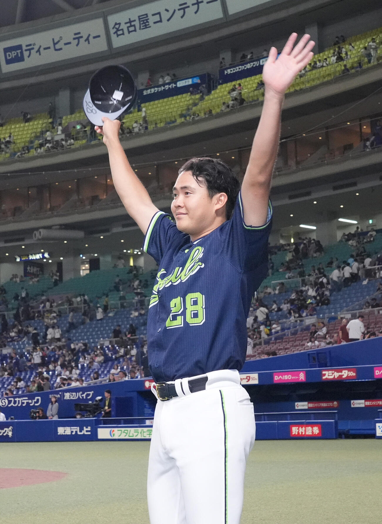 中日対ヤクルト　ヒーローインタビューを終えスタンドの声援に応える松本健吾（撮影・森本幸一）