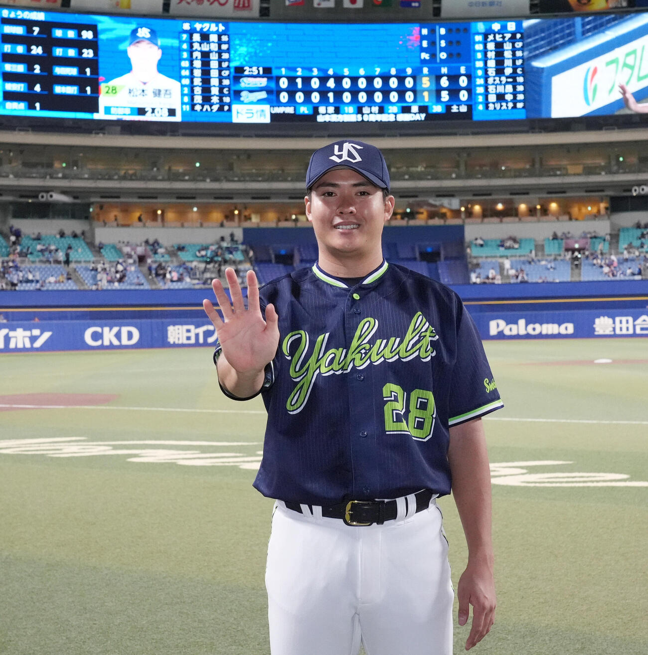 中日対ヤクルト　ヒーローインタビューを終えポーズを決める松本健吾（撮影・森本幸一）