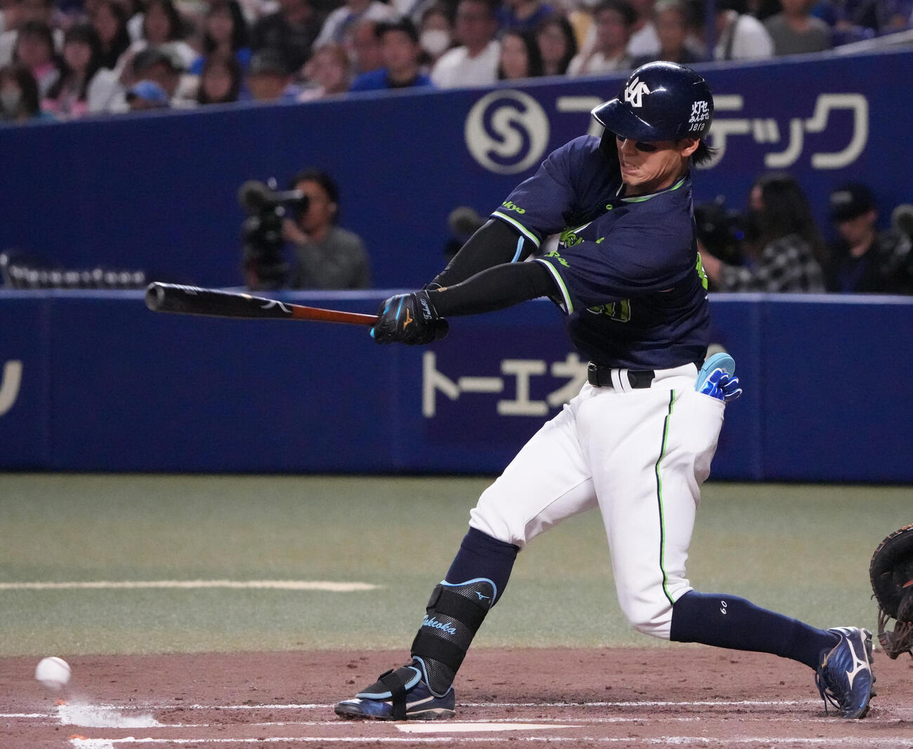 中日対ヤクルト　4回表ヤクルト1死二、三塁、一ゴロを放つ武岡龍世（撮影・森本幸一）